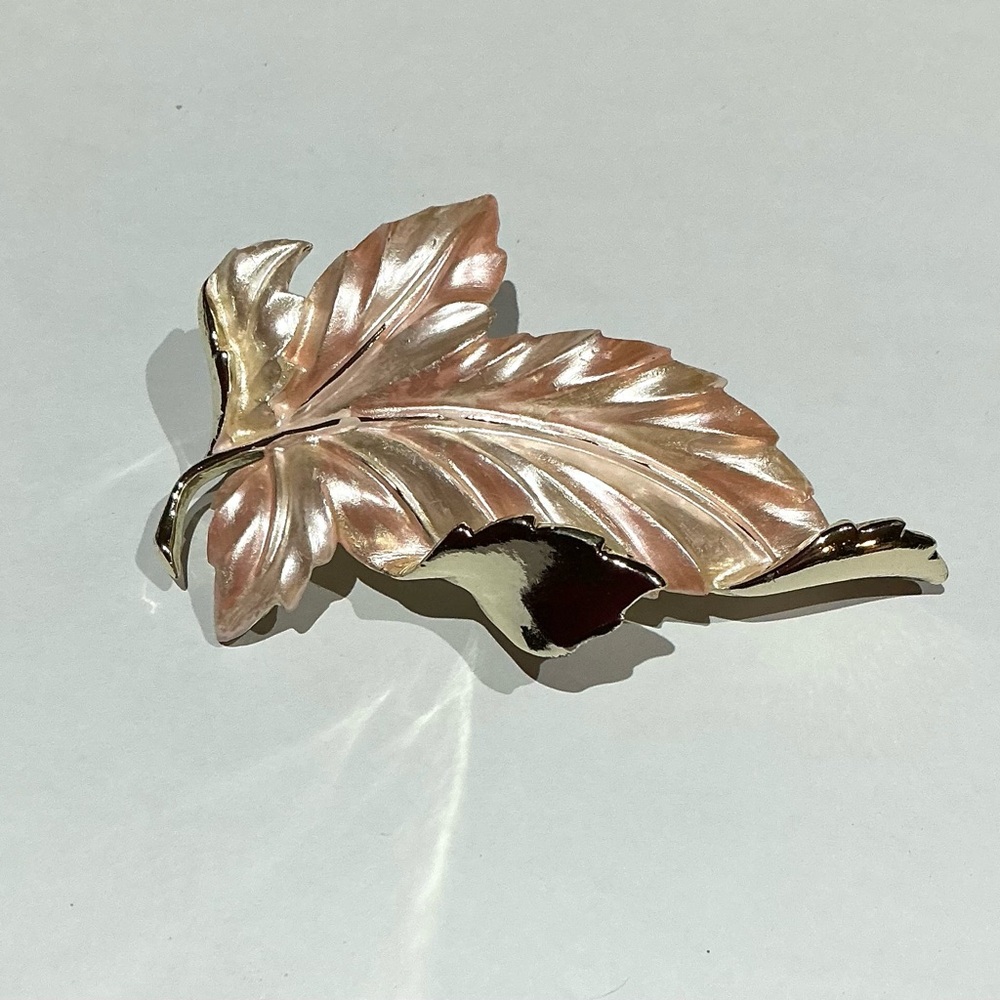 Vintage Pearlized Pink Coro Brooch,with Gold Tone